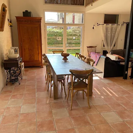 Landhuis De Charme Avec Terrasse Et Activites Familiales A Payre, Pres De Fontenay-le-comte *